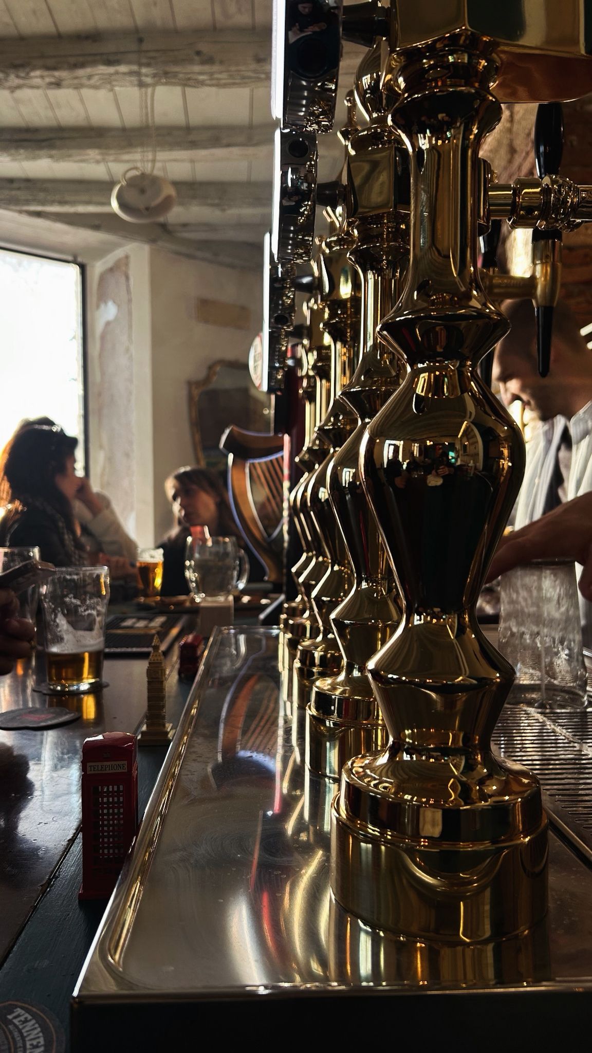 Serata evento al pub con clienti riuniti